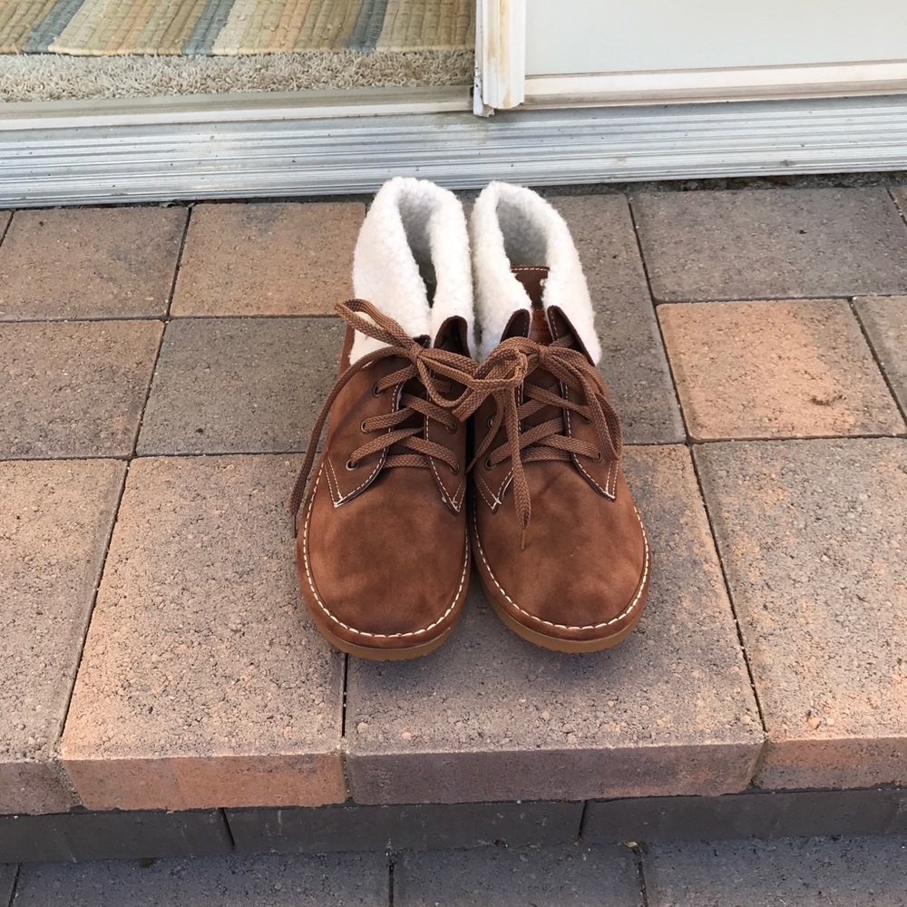Size 10 NIB Sherpa Chestnut Booties.